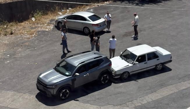 arac-tasiyici-tirdan-indirilen-otomobil-park-halindeki-araca-carpti