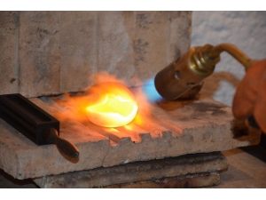 Tamamen El Ürünü İşlemeciliği İle Aksesuarlar Üretiyor