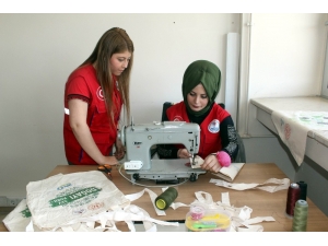 Erzincan’da Gençler ’Sıfır Atık’ İçin Bez Çanta Dikiyor