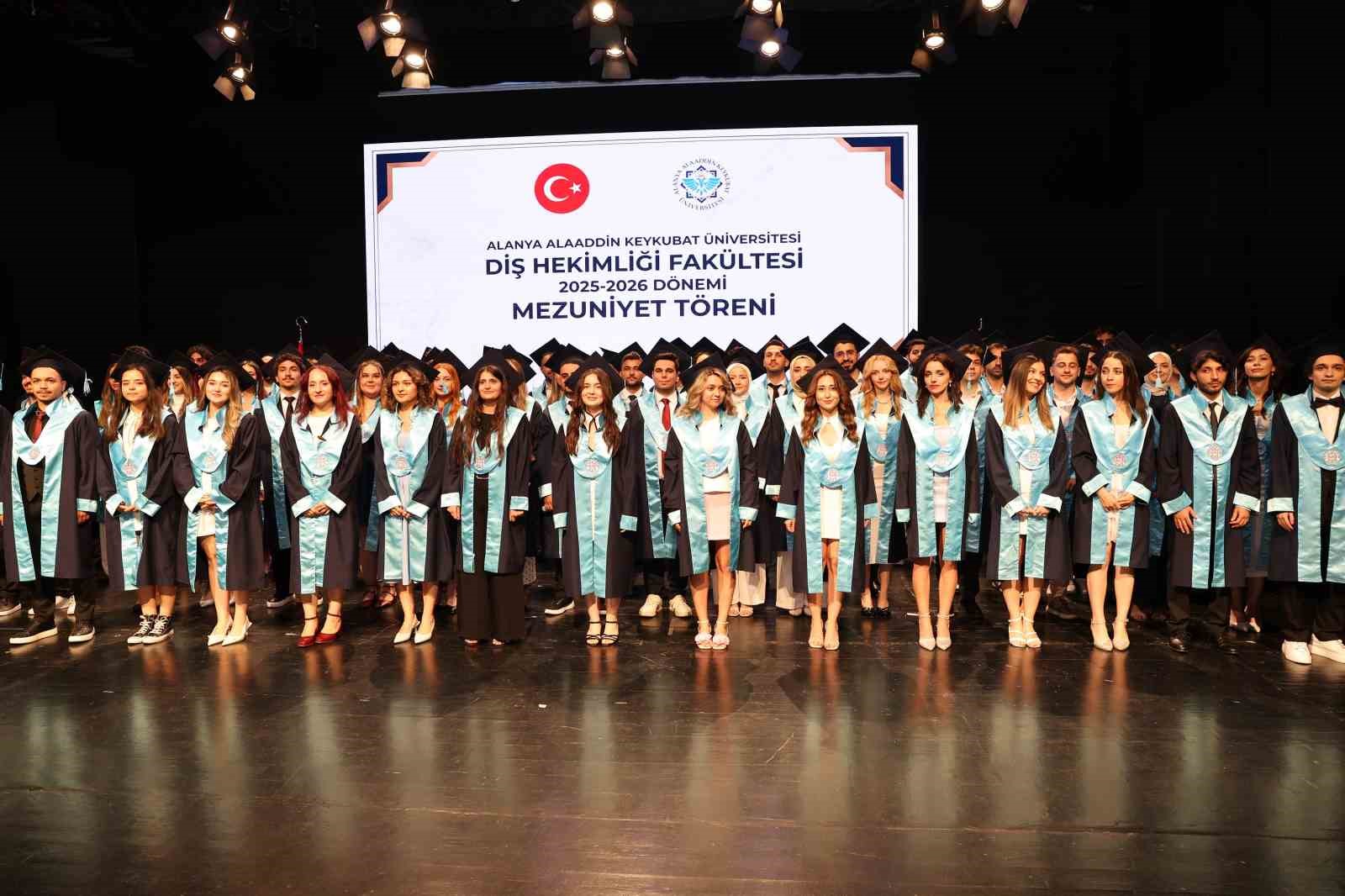alku-de-dis-hekimligi-fakultesinde-mezuniyet-heyecani