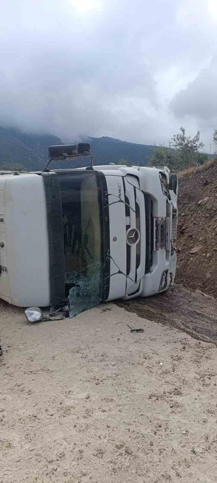 osmaniye-de-kontrolden-cikan-tir-yamaca-carpti-1-yarali