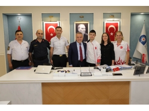Başkan Böcek Milli Sporcu Alperen Menç’i Ağırladı