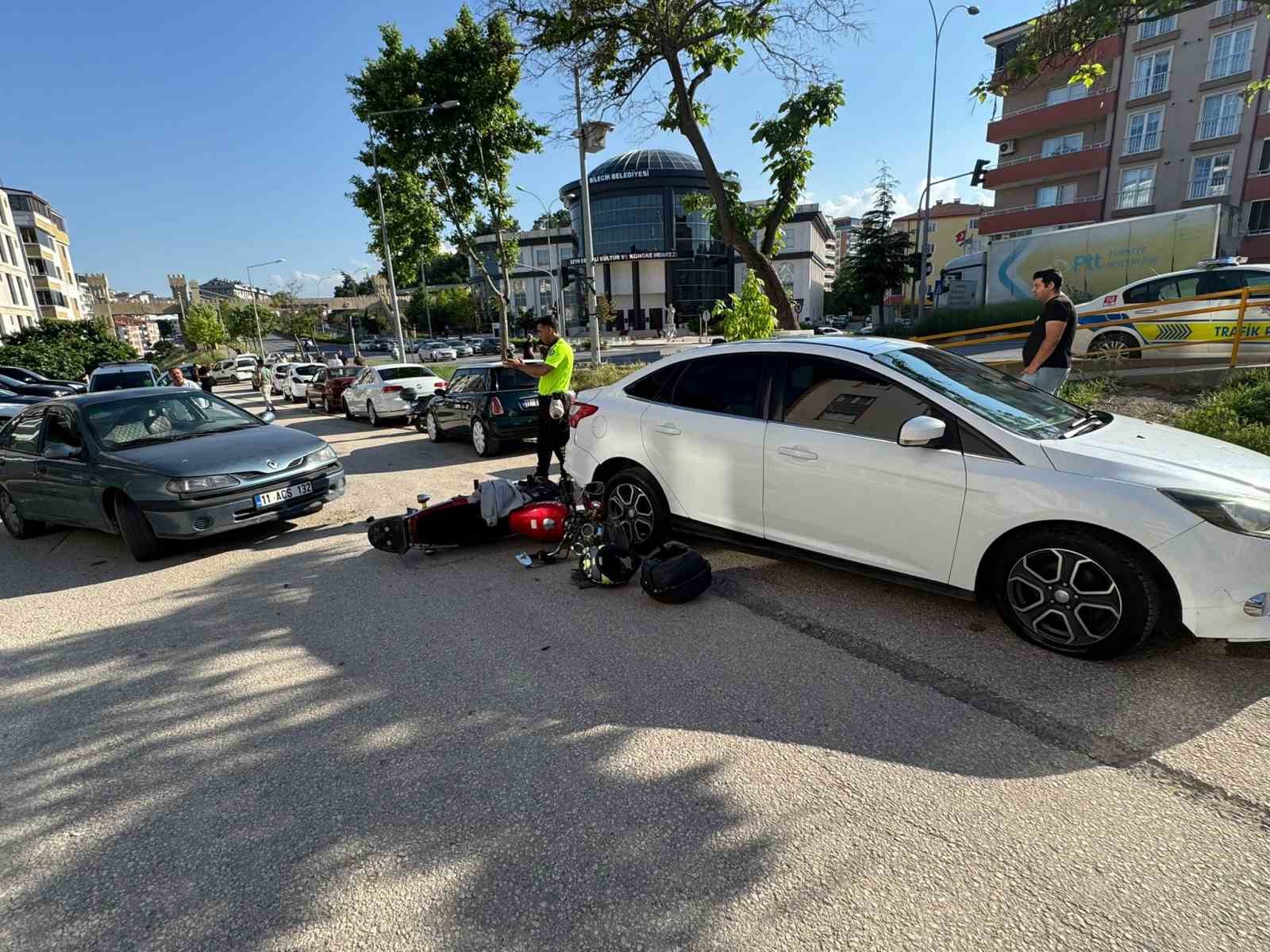 bilecik-te-otomobil-ile-motosiklet-carpisti
