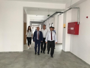 Vali Yardımcısı Çek , Burhaniye’de Okul İnşaatlarını İnceledi
