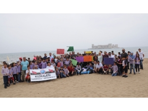 Öğrenciler Kızkalesi Sahilini Temizledi