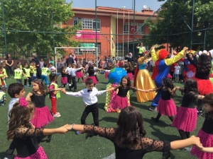 Anaokulu Öğrencileri Okul Dışarıda Etkinliğinde
