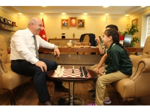 Başkan Bıyık, Kendisini Ziyaret Eden Öğrencilerle Satranç Oynadı