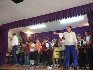 Minik Öğrenciler ‘Pırlanta Bal’ Oyununu Sahneledi