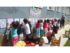 Anaokulu Öğrencileri Dışarıda Oyun Etkinliğinde