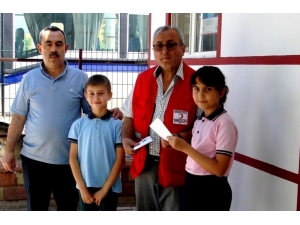 Harçlıklarının Biriktirip Kızılay’a Bağışladılar
