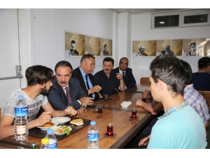 Rektör Bağlı Öğrenci Yurdunda İftar Yaptı