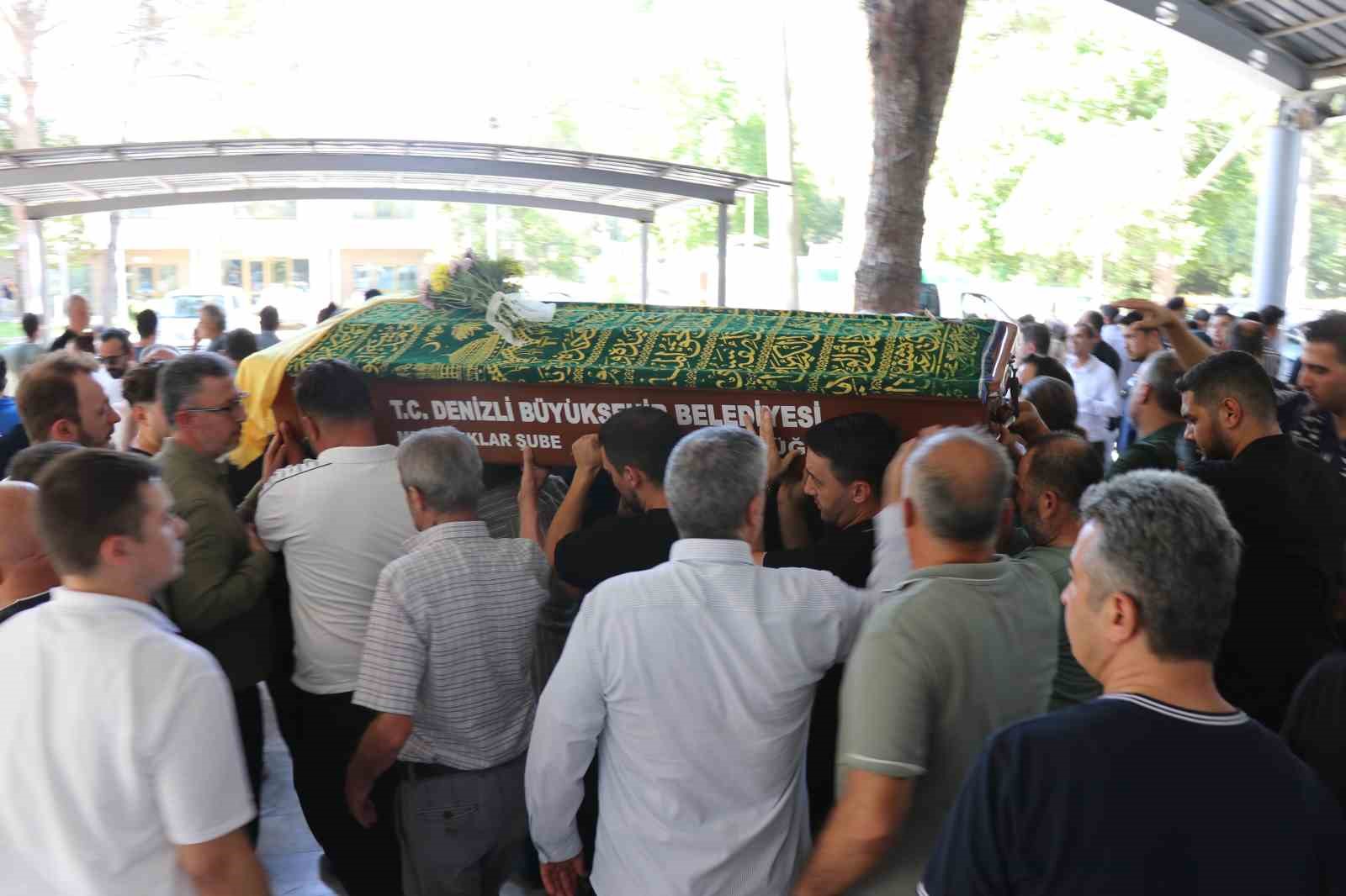 denizli-de-otomobilin-carptigi-kadin-son-yolculuguna-ugurlandi