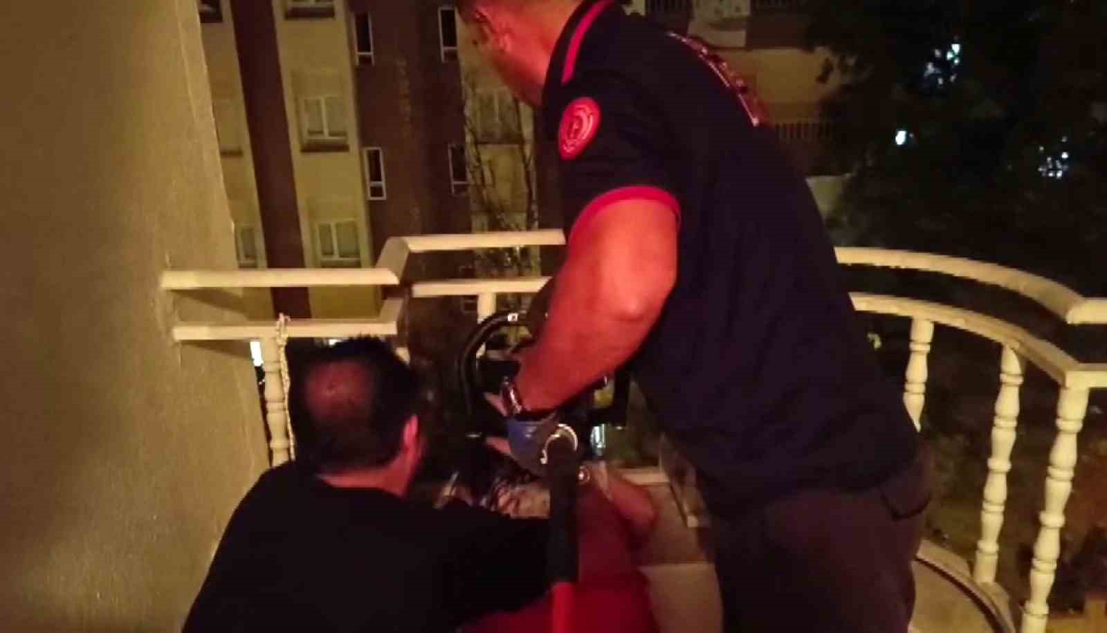 batman-da-balkon-korkuluklarina-kafasi-sikisan-kucuk-kizi-itfaiye-kurtardi