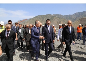 Bakan Kurum, Yeni Yusufeli’nde İncelemelerde Bulundu