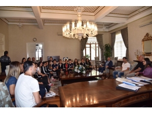 Batman’ın Kadın Futbolcularından Vali Deniz’e Ziyaret