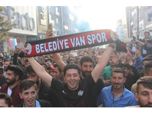 Vanlı Taraftarların 2. Lig Sevinci