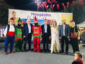 Hacivat-karagöz Gösterisi Kahkahaya Boğdu