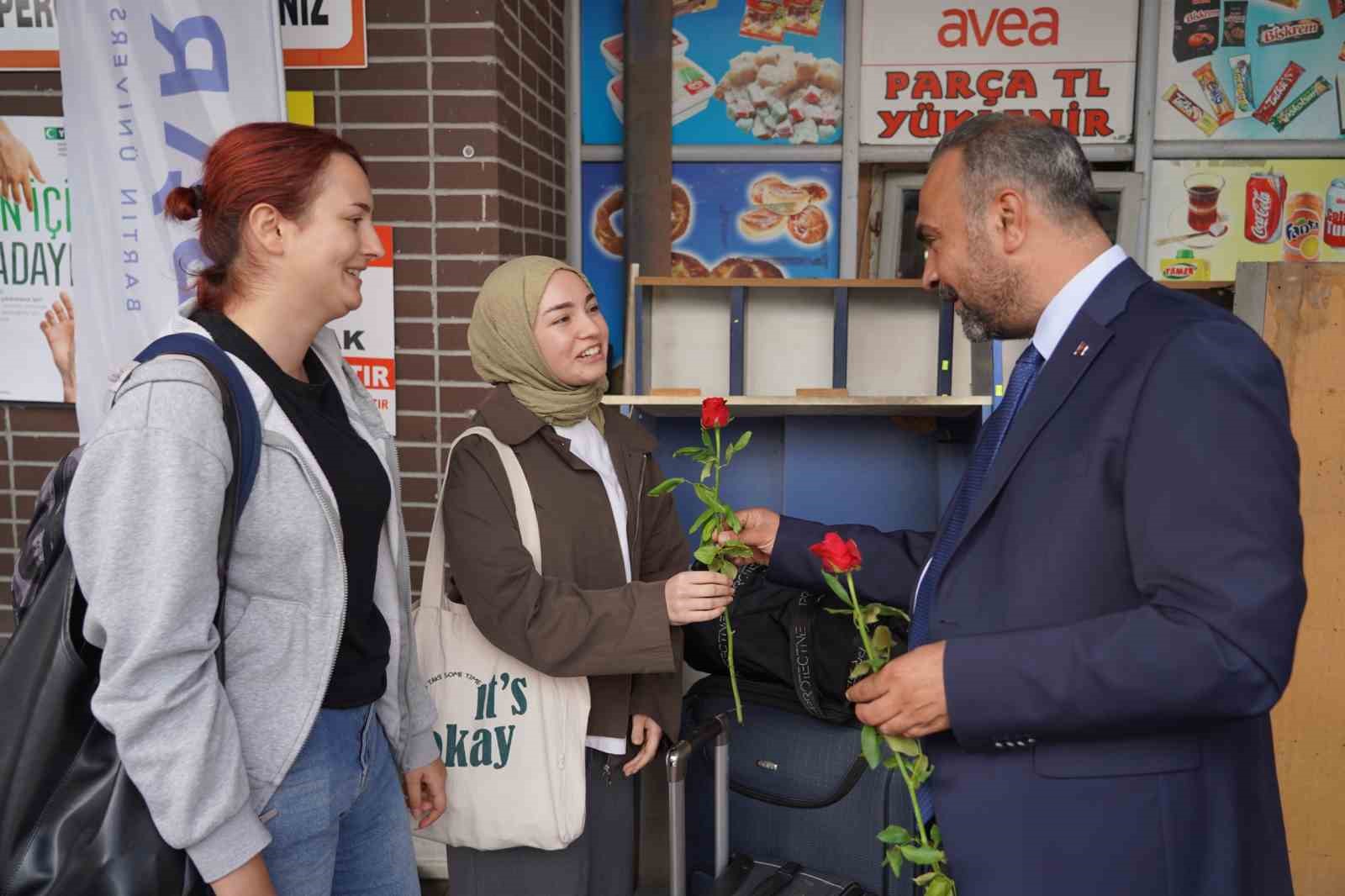 rektor-akkaya-yeni-ogrencileri-otogarda-karsiladi