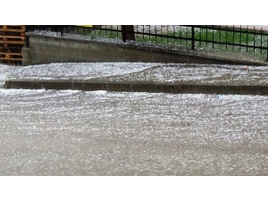 15 Dakikalık Dolu Yağışı Şehri Felç Etti