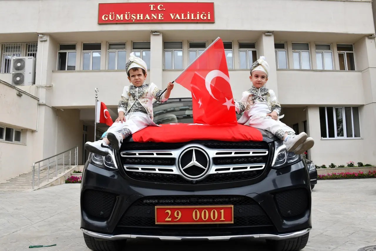 sunnet-cocuklari-valinin-makam-araciyla-sehir-turu-attilar