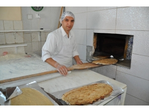 Üç Asırlık Tahinli Pideye İlgi