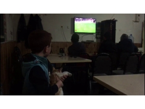 Küçük Çocuk Ve Arkadaşı Kedi Her Maçı Birlikte İzliyor