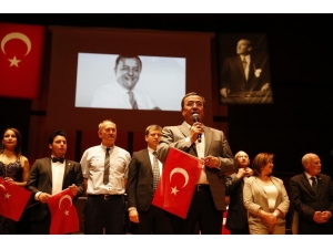 Atatürk Destanı Ayakta Alkışlandı