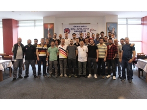 Metal İşçileri Satrançta Şampiyon Olabilmek İçin Yarıştı