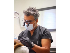 Diş Eti Çekilmeleri Gülüşü Etkiliyor