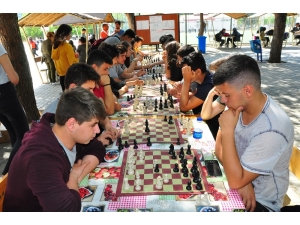 Manisa’da Satranç Turnuvası Ödülleri Sahiplerini Buldu