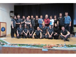 “Beni Siz Delirttiniz” Oyununa Hükümlü Ve Tutuklulardan Tam Not