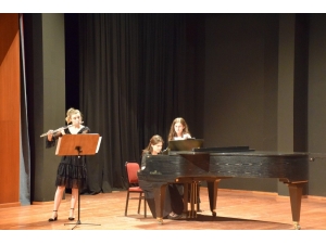 Öğrencilerden “Flüt Sınıf Konseri”