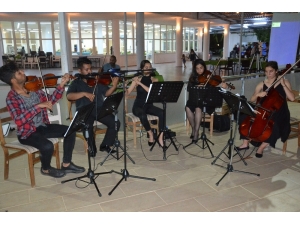 Ayvalık Hem’den Sene Sonu Defilesi