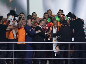 Galatasaray, Teknik Direktör Fatih Terim İle 5 Yıllık Sözleşme İmzaladı.