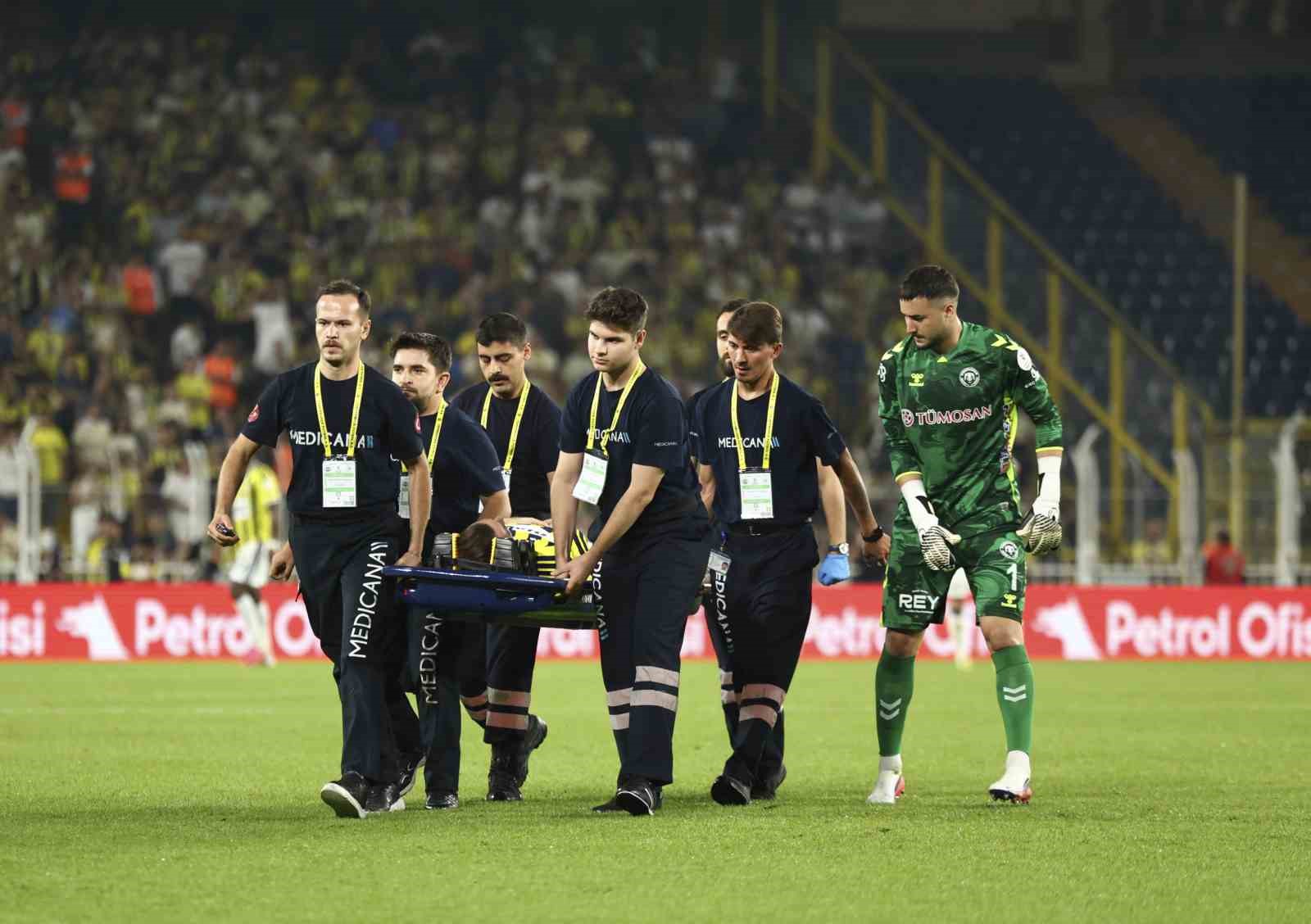 kerem-akturkoglu-sahayi-sedyeyle-terk-etti