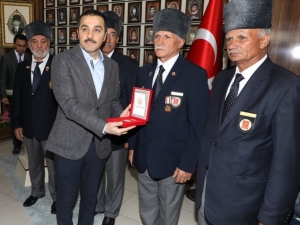 Vali Öksüz, Madalya Tevcih Törenine Katıldı