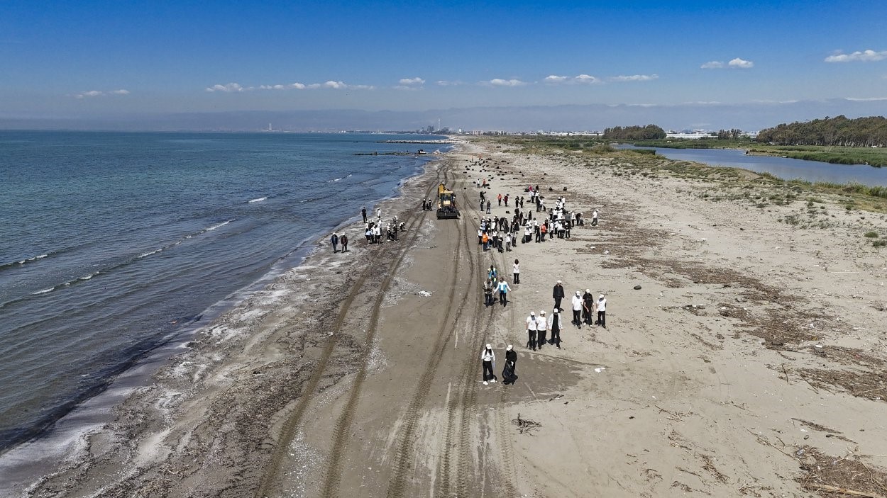 mersin-de-ogrenciler-sahil-temizligi-icin-seferber-oldu