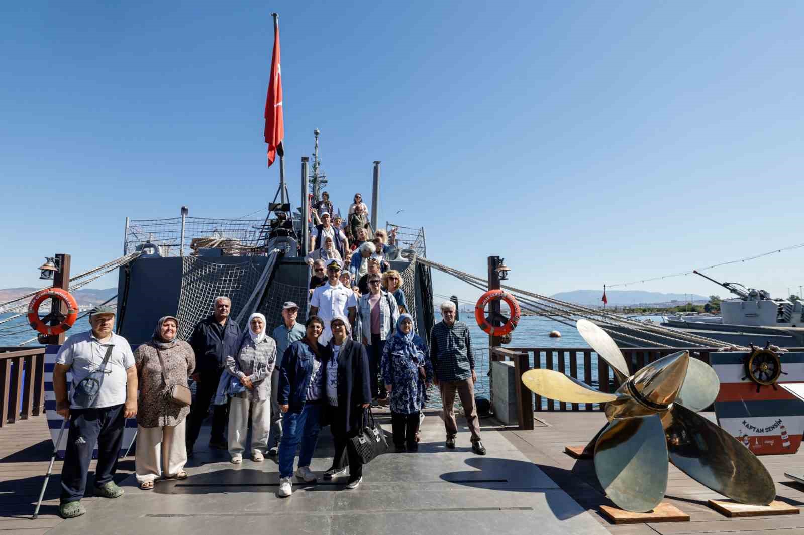 izmir-buyuksehir-in-gezileri-emeklilere-nefes-oluyor