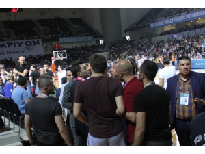 Türk Telekomlu Yönetici Saha Dışına Çıkarıldı