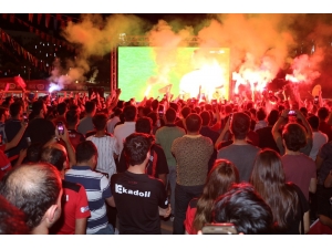 Gaziantepli Taraftarların Dev Ekranda Final Heyecanı