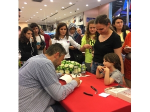 Oyuncu Ve Yazar Sinan Tuzcu Okurlarıyla Buluştu