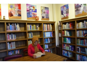 Bu Kütüphanede Yüzlerce Trabzonlu Yazarın Eserleri Bulunuyor