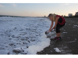 Mersin’de İnanılmaz Doğa Olayı: Deniz Köpürdü