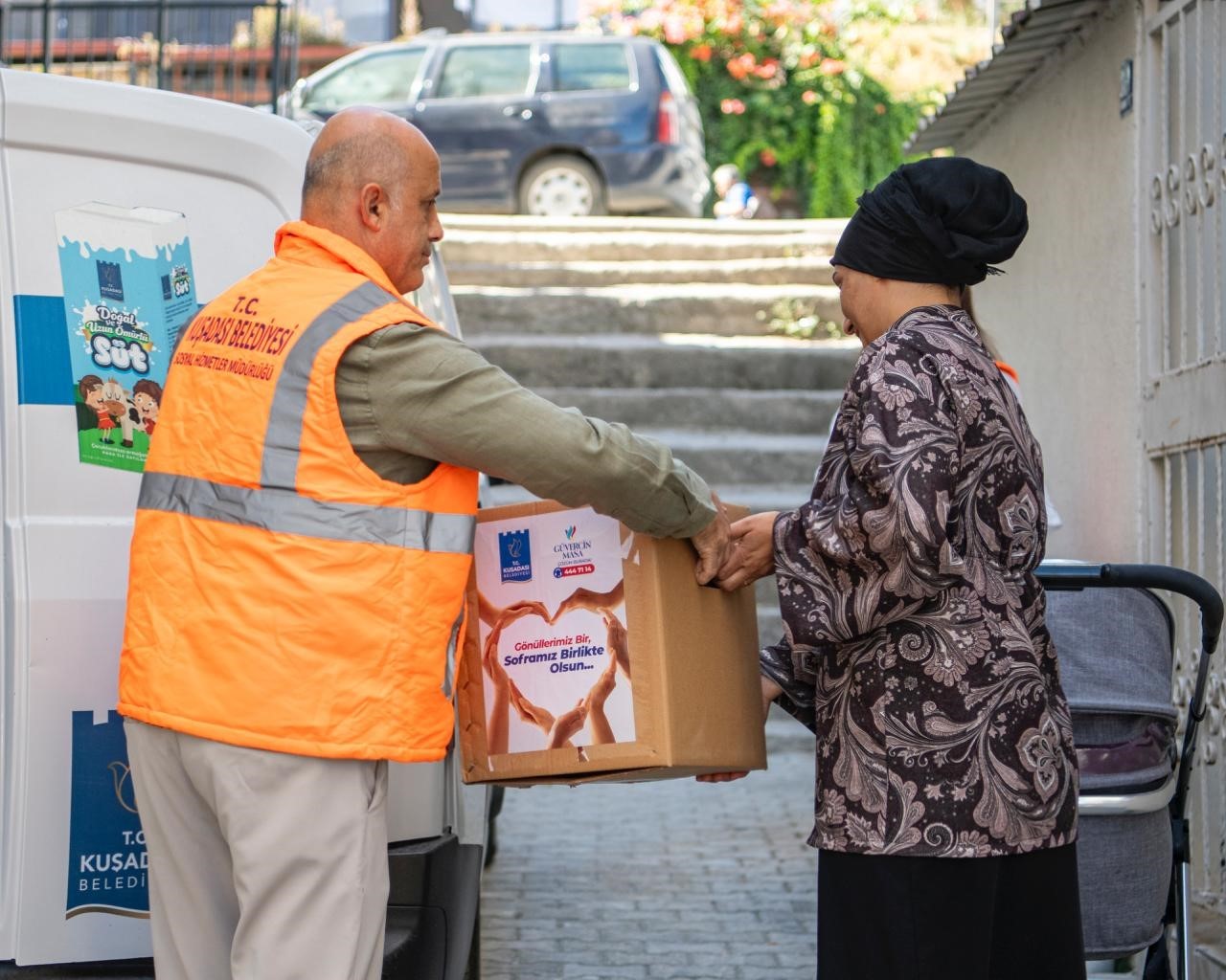 kusadasi-nda-ihtiyac-sahiplerine-2-bin-831-gida-kolisi-ulastirildi