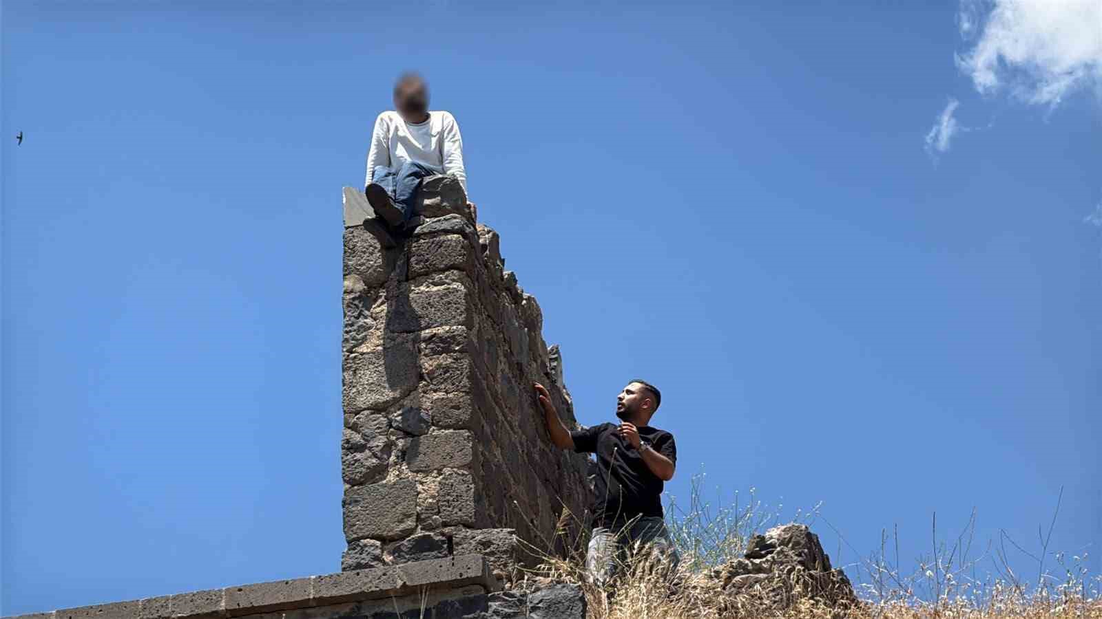 surlara-cikip-intihar-girisiminde-bulunan-sahis-polis-ve-vatandaslarca-ikna-edildi