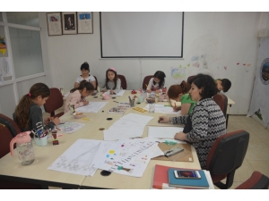 Öğrencilerine Mandala Sanatını Öğretiyor