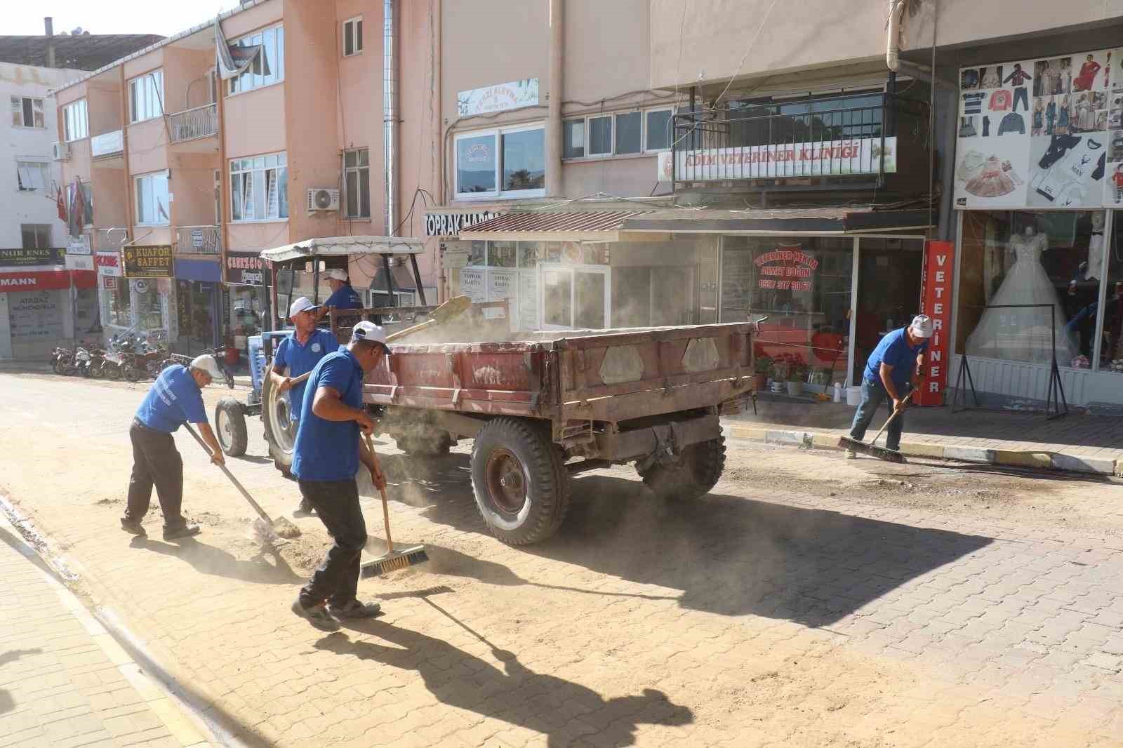 bozdogan-da-dogalgaz-calismasi-sonrasi-yollarda-temizlik-calismasi