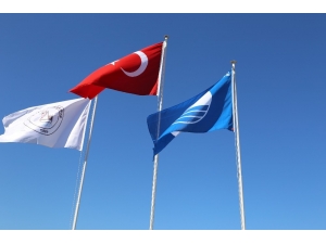 Burhaniye Ören Plajında Mavi Bayrak Dalgalanıyor