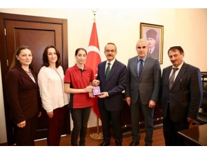 Türkiye Birincisi Öğrenciye Validen Altın