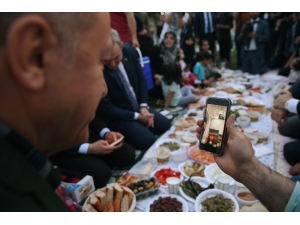 Cumhurbaşkanı Erdoğan Piknik Sofrasında Vatandaşlarla İftar Yaptı